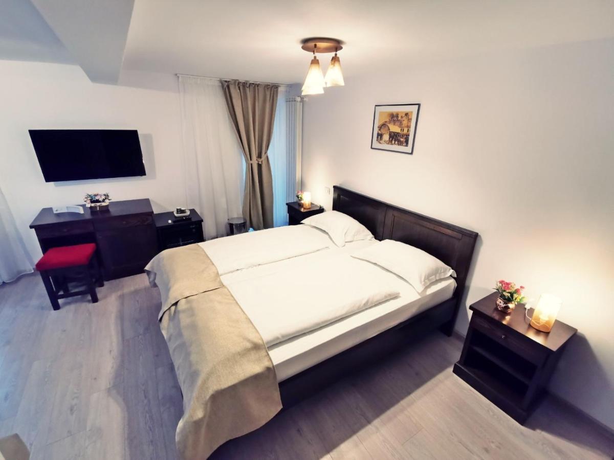 Complex Parc Pini Moinesti Hotell Eksteriør bilde