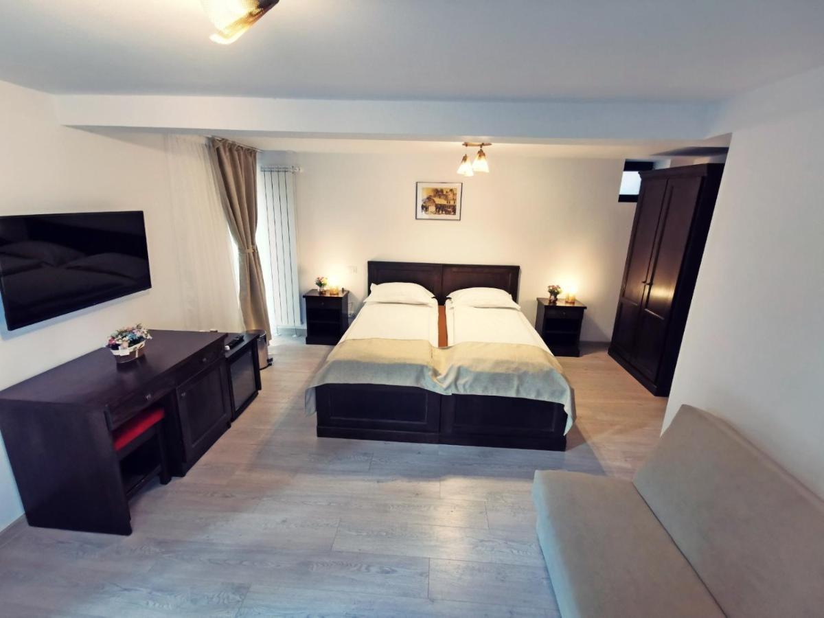 Complex Parc Pini Moinesti Hotell Eksteriør bilde