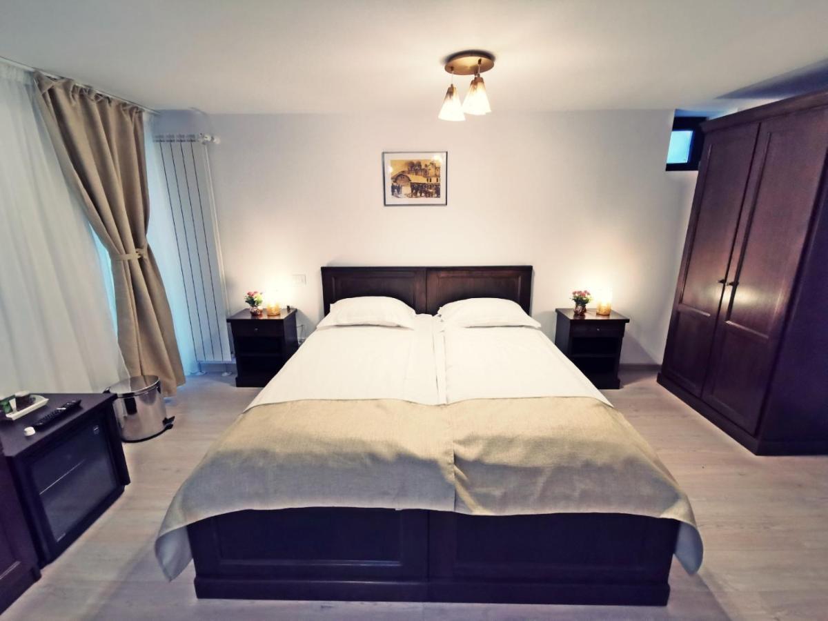 Complex Parc Pini Moinesti Hotell Eksteriør bilde